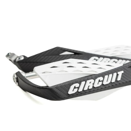 PROTETOR DE MÃO CIRCUIT - FENIX CARBON - PRETO E BRANCO - MODELO UNIVERSAL - YAMAHA LANDER 250 2007 A 2024; HONDA BROS 150 2004 A 2014 PROTETOR DE MÃO CIRCUIT - FENIX CARBON - PRETO E BRANCO - MODELO UNIVERSAL - YAMAHA LANDER 250 2007 A 2024; HONDA BROS 150 2004 A 2014